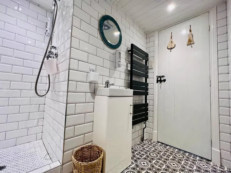 Swordfish Cottage **Next To The Harbour** Whitby Apartment