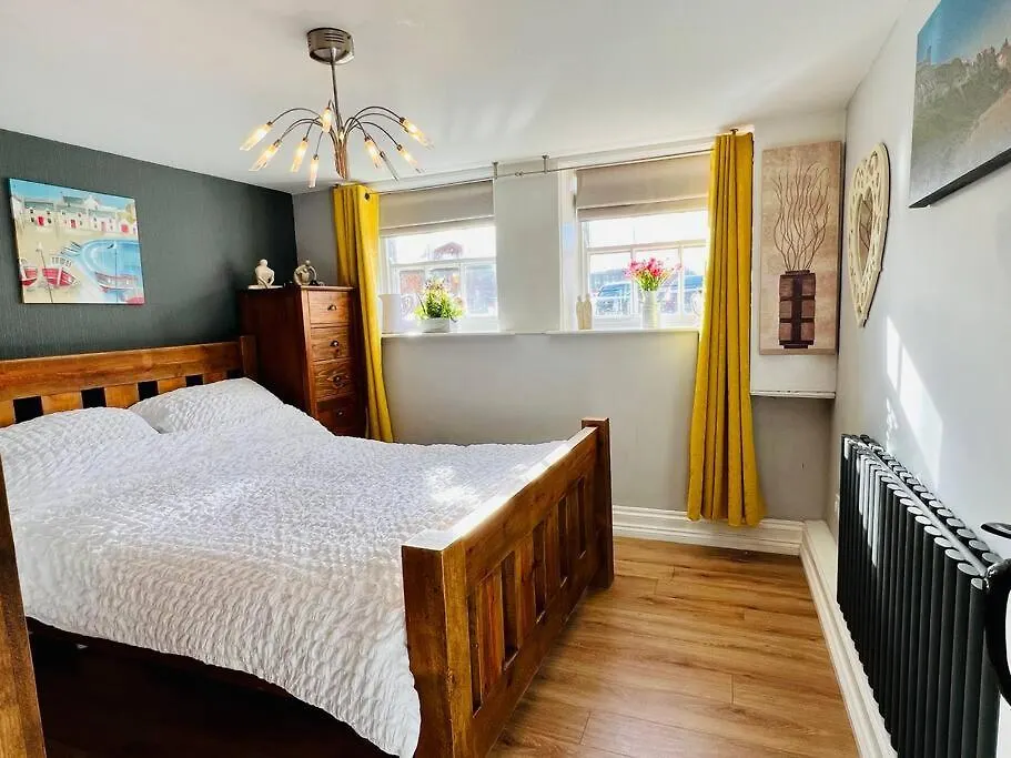 Swordfish Cottage **Next To The Harbour** Whitby Apartment